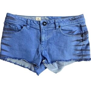 Woman's Volcom blue cutoff short shorts. 
Size 9
Inseam 2 inches
#volcom